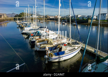 Boote und Yachten sind alle im Portmadog Hafen warten auf den Frühling Segeln hautnah in der Winterperiode festgemacht. Stockfoto