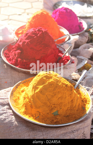 Rangoli Farben zum Verkauf auf Markt für Diwali, Pune, Maharashtra, Indien Stockfoto
