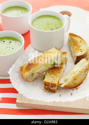 Teller mit gegrillten Sandwiches mit Suppe Stockfoto