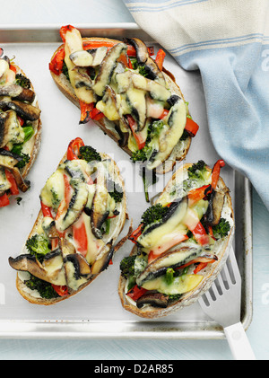 Brot mit gegrilltem Gemüse Stockfoto