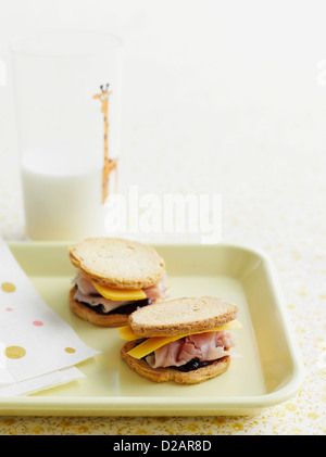 Tablett mit Brötchen mit Milch Stockfoto