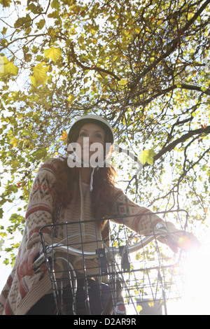 Frau mit dem Fahrrad im park Stockfoto