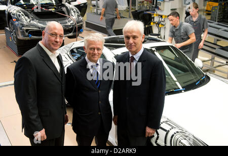 Vorsitzender des Ausschusses für Werke der Porsche AG, Uwe Hueck (L-R), Bürgermeister von Stuttgart Fritz Kuhn (grüne) und Vorstandsvorsitzender der Porsche AG, Matthias Mueller, stehen neben einem Porsche 991 anlässlich eines Besuches von Kuhn vom Stammwerk von Porsche in Stuttgart-Zuffenhausen, Deutschland, 18. Januar 2013. Foto: Marijan Murat Stockfoto