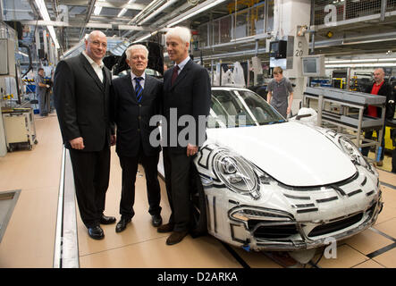 Vorsitzender des Ausschusses für Werke der Porsche AG, Uwe Hueck (L-R), Bürgermeister von Stuttgart Fritz Kuhn (grüne) und Vorstandsvorsitzender der Porsche AG, Matthias Mueller, stehen neben einem Porsche 991 anlässlich eines Besuches von Kuhn vom Stammwerk von Porsche in Stuttgart-Zuffenhausen, Deutschland, 18. Januar 2013. Foto: Marijan Murat Stockfoto