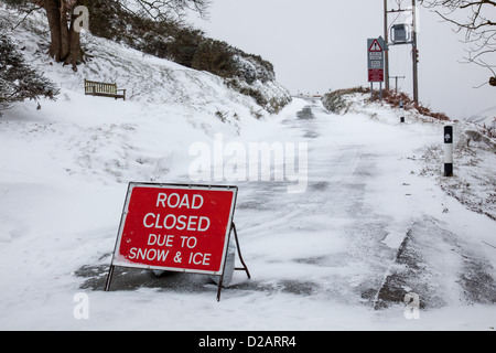 Straße geschlossen bei Schnee und Eis Warnung beachten Sie auf der Burway auf die Long Mynd in der Nähe von Kirche Stretton, Shropshire Stockfoto