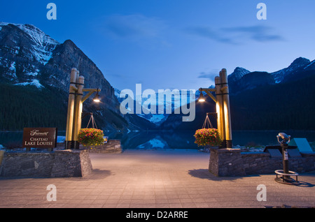 LATERNEN LAKESHORE PROMENADE FAIRMONT CHATEAU LAKE LOUISE HOTEL VICTORIA GLETSCHER BANFF NATIONALPARK ALBERTA KANADA Stockfoto