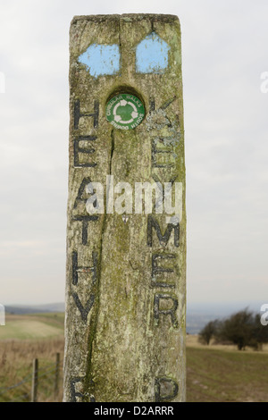 Flechten Sie bedeckten Wegweiser auf der South Downs Way bei Ditchling Beacon Stockfoto