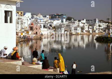 RELIGIÖSE BADEN AN DEN GHATS PUSHKAR MIT PILGERN AM TEMPEL SCHRITTE Stockfoto