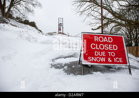 Straße geschlossen bei Schnee und Eis Warnung beachten Sie auf der Burway auf die Long Mynd in der Nähe von Kirche Stretton, Shropshire Stockfoto