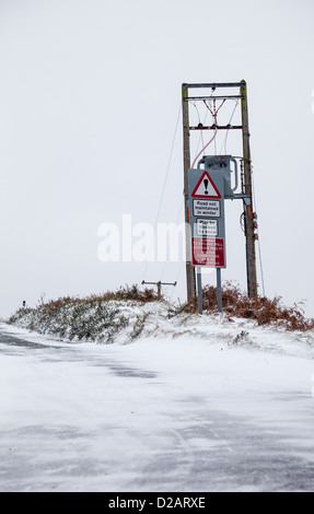 Warnzeichen auf einer verschneiten Burway Straße, auf der Long Mynd, in der Nähe von Kirche Stretton, Shropshire Stockfoto