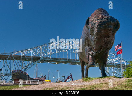 Ausführen von Bison, Bronze-Skulptur von Kent Ulberg, Kunstmuseum von Südtexas, Harbour Bridge hinter, Corpus Christi, Texas, USA Stockfoto