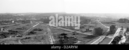 Dresden, DDR, Blick über die Altstadt brannte der Turm des Rathauses Stockfoto