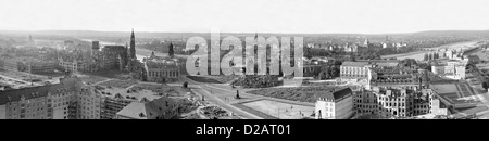 Dresden, DDR, Blick über die Altstadt brannte der Turm des Rathauses Stockfoto