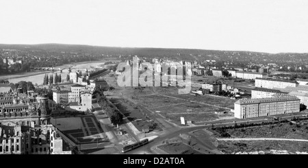 Dresden, DDR, Blick über die Altstadt brannte der Turm des Rathauses Stockfoto