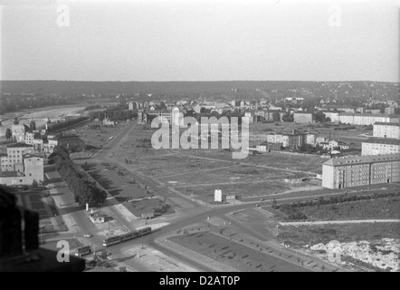 Dresden, DDR, Blick über die Altstadt brannte der Turm des Rathauses Stockfoto