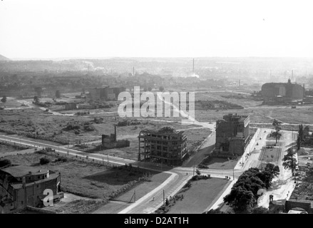 Dresden, DDR, Blick über die Altstadt brannte der Turm des Rathauses Stockfoto