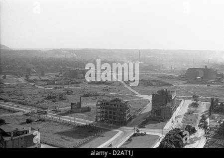 Dresden, DDR, Blick über die Altstadt brannte der Turm des Rathauses Stockfoto