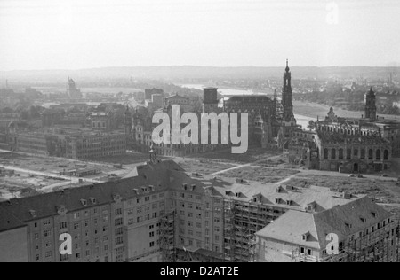 Dresden, DDR, Blick über die Altstadt wurde von der katholischen Hofkirche, Semperoper, rechten zerstört. Stockfoto