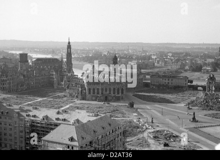 Dresden, DDR, Blick über die Altstadt wurde von der katholischen Hofkirche und Semperoper zerstört. Stockfoto