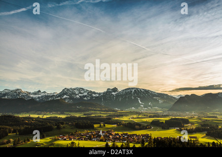 Luftaufnahme von Dorf und die Berge Stockfoto