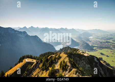 Berg mit Blick auf die Landschaft im ländlichen Raum Stockfoto