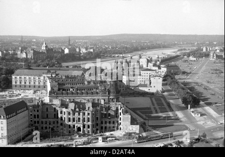 Dresden, DDR, Blick über die Altstadt brannte der Turm des Rathauses Stockfoto