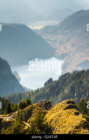 Berg mit Blick auf die Landschaft im ländlichen Raum Stockfoto