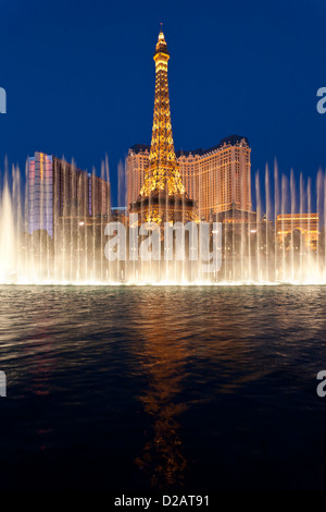 Eiffelturm Replik auf Las Vegas Blvd. auf nahezu mit Bellagio Springbrunnen zeigen in Foregroundt-Las Vegas, Nevada, USA. Stockfoto