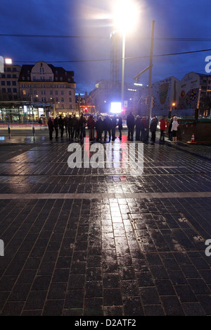 Leipzig, Deutschland, stop Fußgänger an die Straßenbahn vor dem Hauptbahnhof Stockfoto