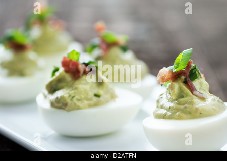 Schicke grüne deviled Egg Vorspeise mit Garnierung Stockfoto