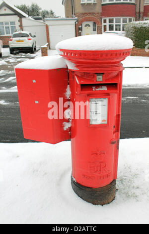 Epsom, Surrey, England, UK. 18. Januar 2013.  Schnee auf leuchtend roten Briefkasten in Wohnstraße, wo 4 Zoll (10cm) Schnee in sechs Stunden gesunken. Stockfoto