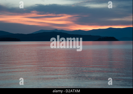 Sommer Sonnenuntergang am Lake Pend Oreille im Norden von Idaho. Stockfoto