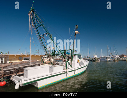 Outrigger Trawler Garnelenboot im Hafen, Aransas Bay, Golf von Mexiko, Rockport, Golfküste, Texas, USA Stockfoto