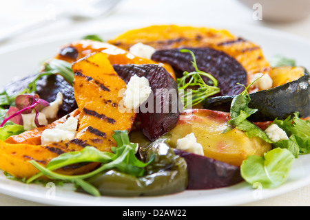 Gegrillte Sorten von Gemüse mit Feta-Käse und Rucola Stockfoto