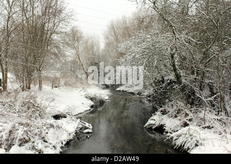 Epsom, Surrey, England, UK. 18. Januar 2013.  Schnee an den Ufern des Flusses Hogsmill wo 4 Zoll (10cm) Schnee in sechs Stunden gesunken. Stockfoto