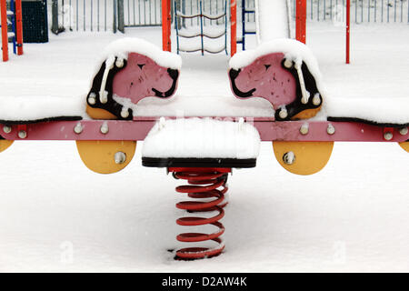 Epsom, Surrey, England, UK. 18. Januar 2013.  Leeren Kinderspielplatz wo 4 Zoll (10cm) Schnee gefallen sind. Stockfoto