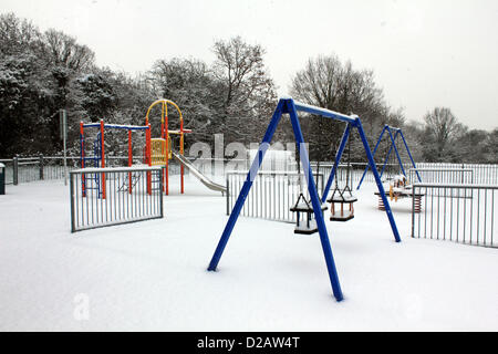 Epsom, Surrey, England, UK. 18. Januar 2013.  Leeren Kinderspielplatz wo 4 Zoll (10cm) Schnee gefallen sind. Stockfoto