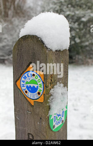 Epsom, Surrey, England, UK. 18. Januar 2013.  Schnee auf hölzernen Wegweiser in der Nähe des Flusses Hogsmill wo 4 Zoll (10cm) Schnee gefallen sind. Schild mit Anweisungen für die Themse hinunter Link und London Schleife Wanderrouten. Stockfoto