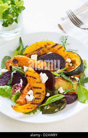 Gegrillte Sorten von Gemüse mit Feta-Käse und Rucola Stockfoto