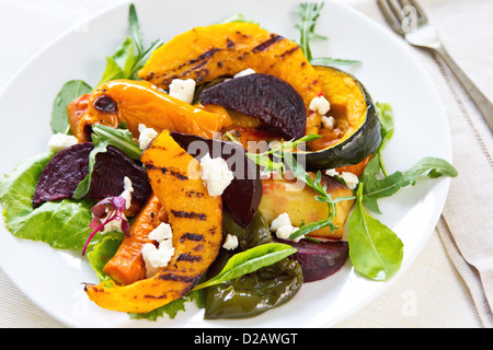 Gegrillte Sorten von Gemüse mit Feta-Käse und Rucola Stockfoto