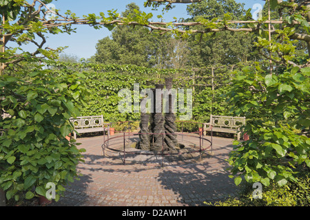 "Sieben Schiefer Türme" Skulptur von Daniel Harvey, in den Royal Botanic Gardens, Kew, Surrey, England. Stockfoto