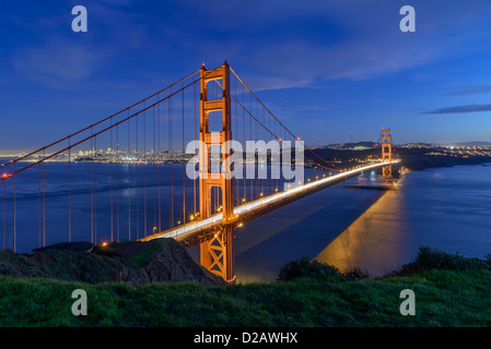 Golden Gate Bridge und die Skyline an der Dämmerung, San Francicso, USA Stockfoto