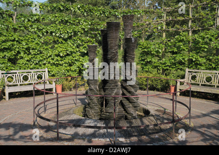 "Sieben Schiefer Türme" Skulptur von Daniel Harvey, in den Royal Botanic Gardens, Kew, Surrey, England. Stockfoto