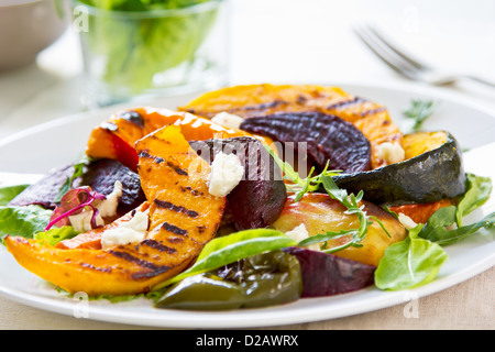 Gegrillte Sorten von Gemüse mit Feta-Käse und Rucola Stockfoto