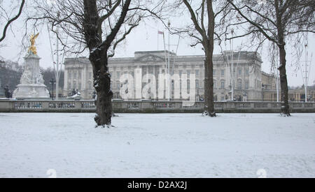 BUCKINGHAM Palast IN die SNOW allgemeine Schnee Ansichten rund um LONDON LONDON ENGLAND UK 18. Januar 2013 Stockfoto