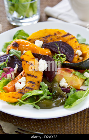 Gegrillte Sorten von Gemüse mit Feta-Käse und Rucola Stockfoto