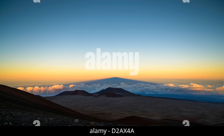 Des Vulkans Mauna Kea Schatten auf den Horizont, Big Island, Hawaii, USA Stockfoto