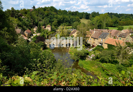 Ort: Saint Céneri le Gérei, alte Brücke an der Sarthe, Dorf als "schönsten Dörfer Frankreichs" eingestuft. Stockfoto