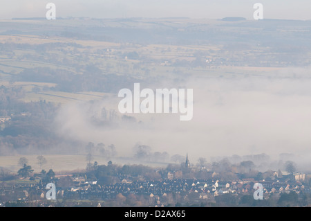 Fernverkehr, Nebel am frühen Morgen Blick auf malerische ländliche Tal & Dorf eingehüllt in Nebel oder Nebel - Burley in Bösingen, West Yorkshire, England, Großbritannien Stockfoto