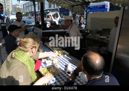 Vereinigtes Königreich Londoner Stadtteil Kensington und Chelsea Golborne Road Essensstände Stockfoto